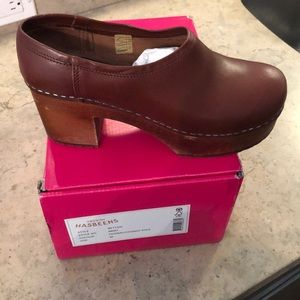 Hasbeens clogs. Brown